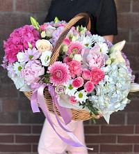 Композиция солнечный день в Советской Краснодарского края Цветочная композиция из Розы, Хризантемы, Пионы и Лизиантусы в корзине в Советской Краснодарского края