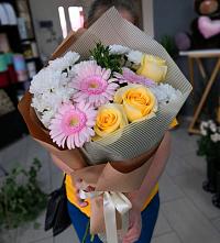 Букет цветов из:  Герберы, Розы и Хризантемы в Советской Краснодарского края