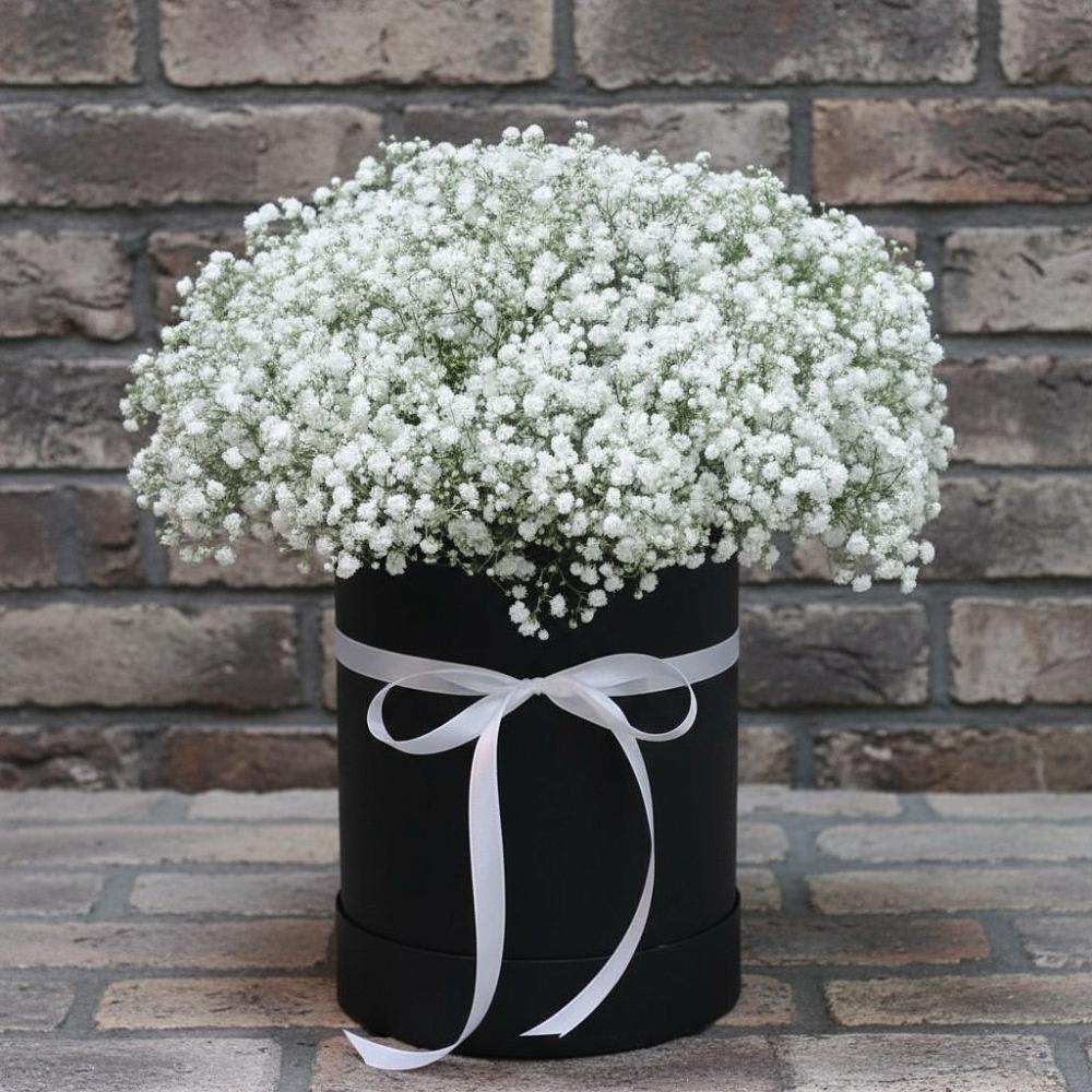 Цветочная композиция из Гипсофила в шляпной коробке в Советской Краснодарского края