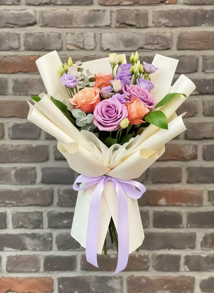 Букет цветов из: Лизиантусы и Розы в Советской Краснодарского края