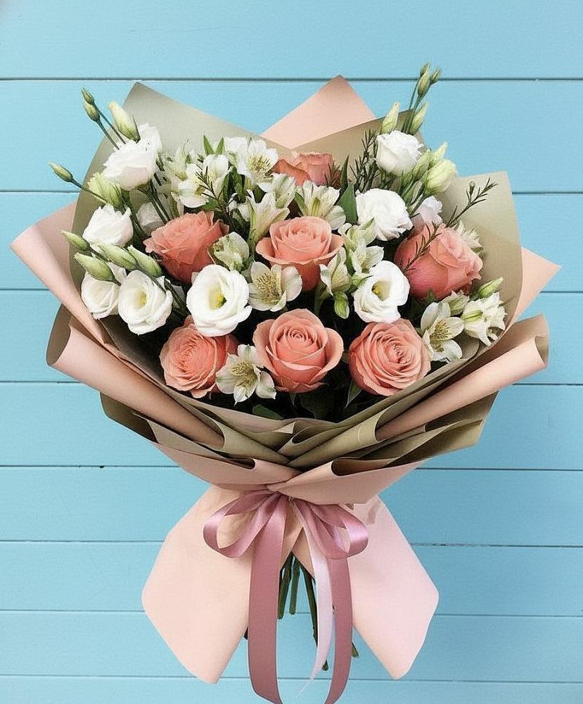 Букет цветов из: Розы, Альстромерии и Лизиантусы в Советской Краснодарского края