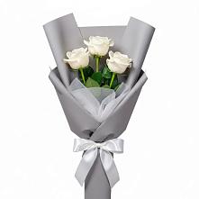Букет 3 белые розы в Советской Краснодарского края
