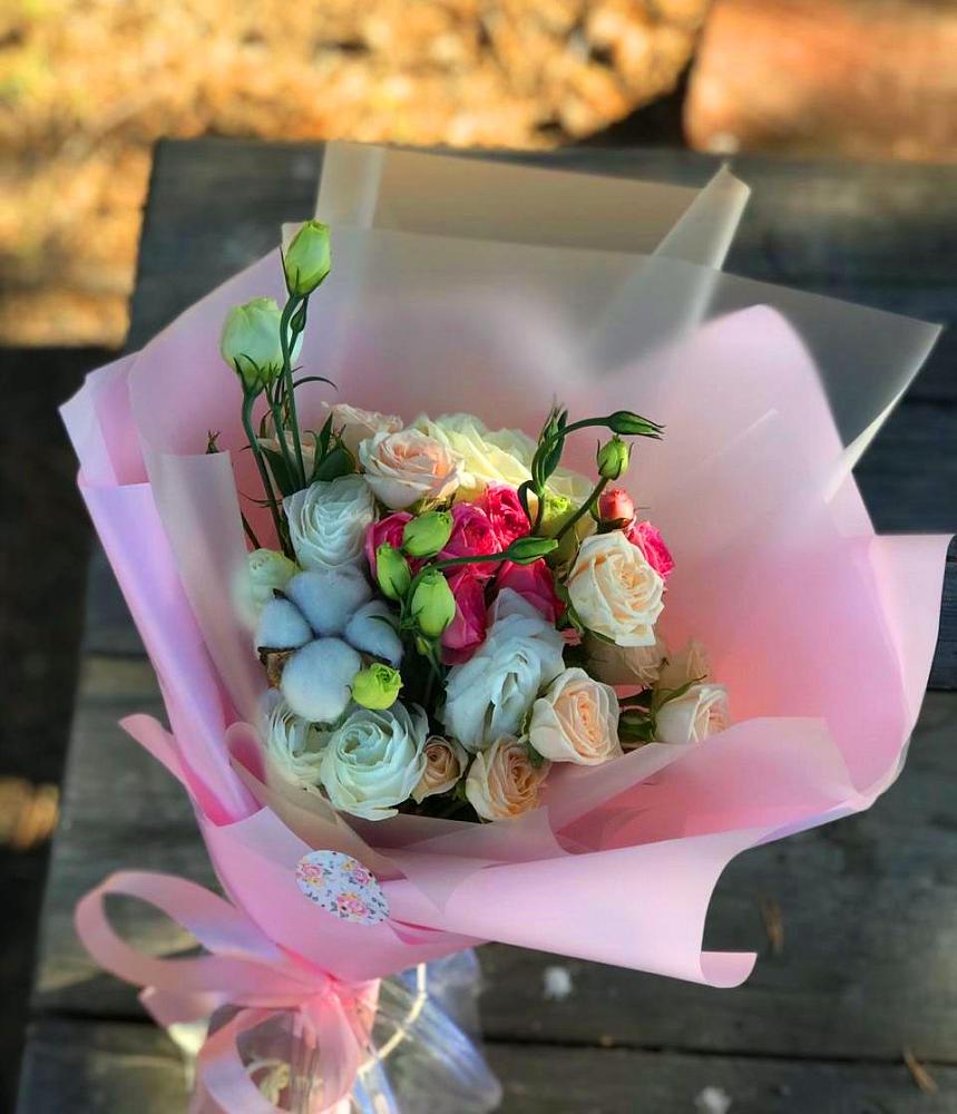 Букет цветов из: Розы и Лизиантусы в Советской Краснодарского края