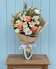 Букет цветов из:  Альстромерии, Лизиантусы, Розы и Хризантемы в Советской Краснодарского края