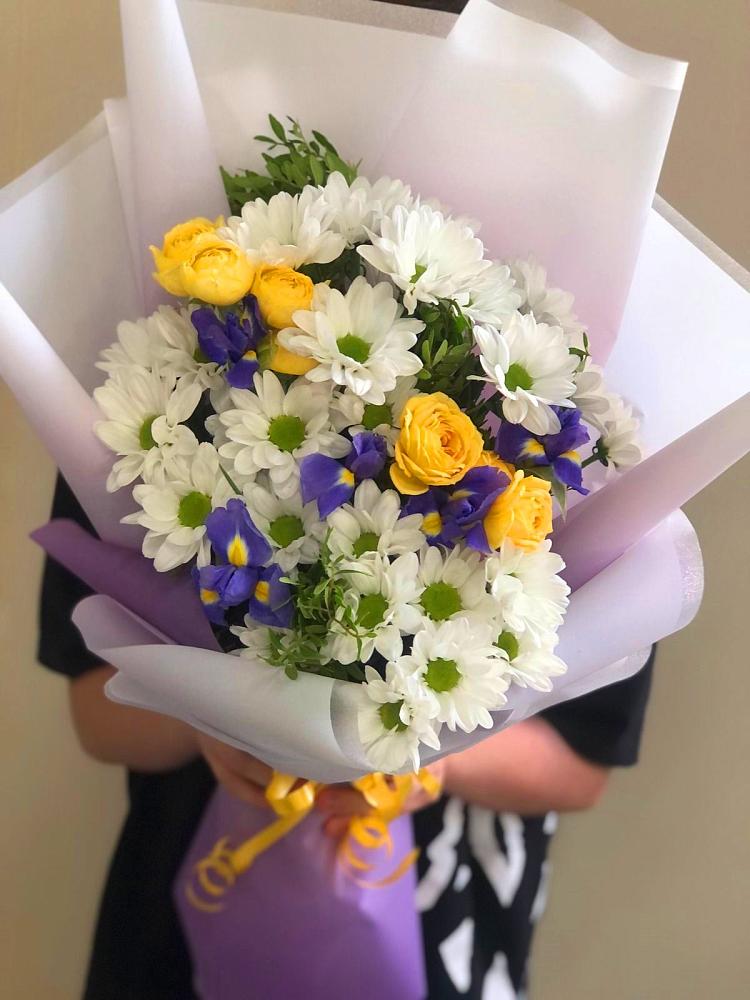 Букет цветов из: Ирисы, Хризантемы и Розы в Советской Краснодарского края