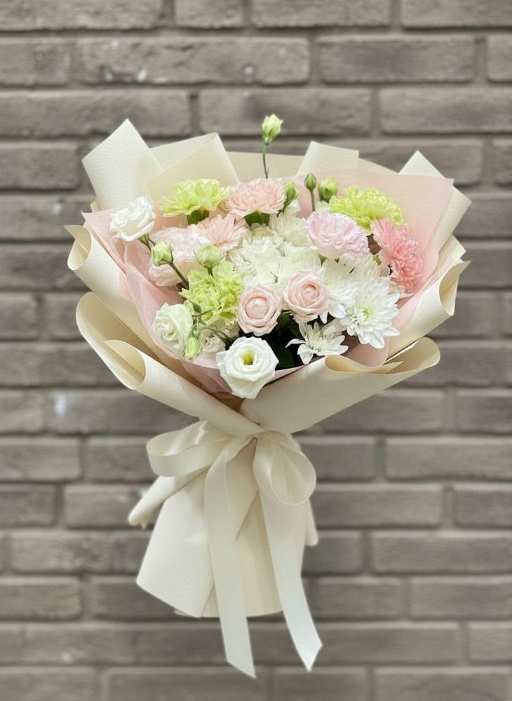 Букет цветов из: Гвоздики, Розы, Лизиантусы и Хризантемы в Советской Краснодарского края