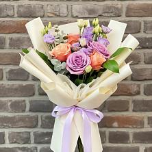 Букет цветов из:  Лизиантусы и Розы в Советской Краснодарского края