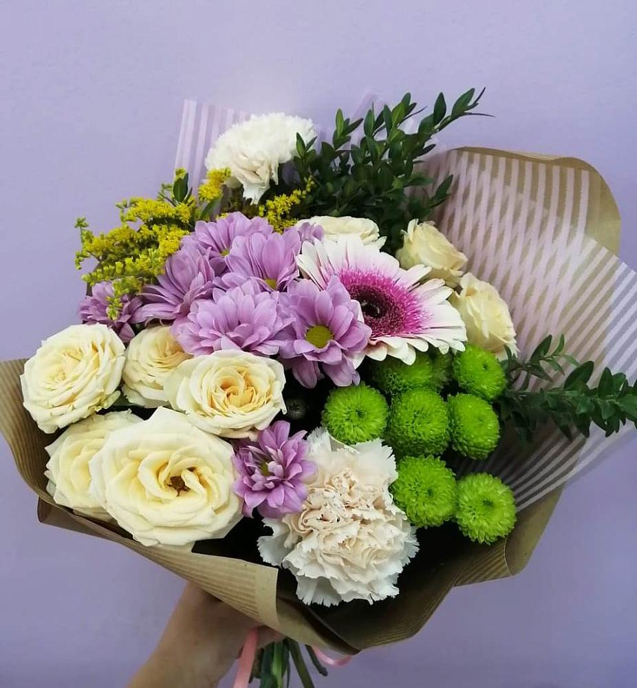 Букет цветов из: Хризантемы, Розы, Гвоздики и Герберы в Советской Краснодарского края