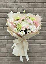 Букет цветов из:  Гвоздики, Розы, Лизиантусы и Хризантемы в Советской Краснодарского края
