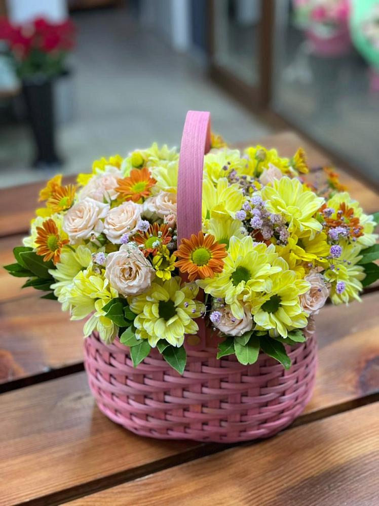 Цветочная композиция из Хризантемы и Розы в корзине в Советской Краснодарского края