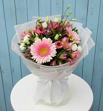 Букет цветов из:  Герберы, Альстромерии и Лизиантусы в Советской Краснодарского края