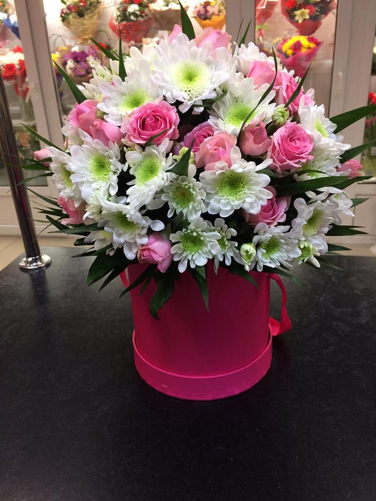 Цветочная композиция из Розы и Хризантемы в шляпной коробке в Советской Краснодарского края