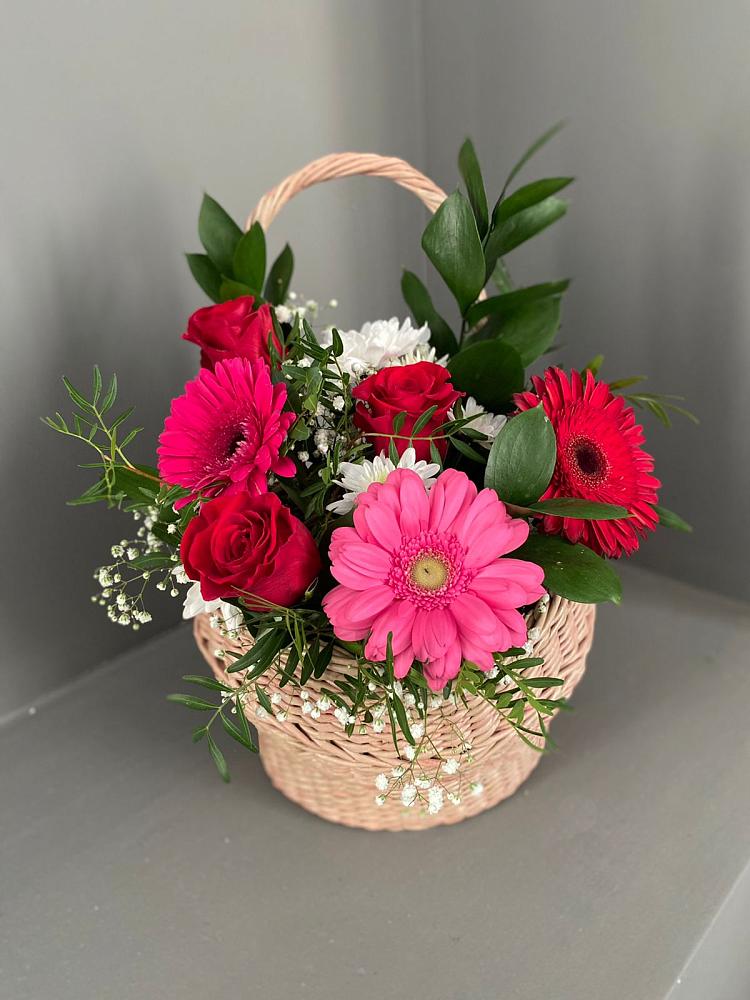 Цветочная композиция из Розы, Хризантемы и Герберы в корзине в Советской Краснодарского края