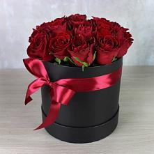 Цветочная композиция из Розы в шляпной коробке в Советской Краснодарского края