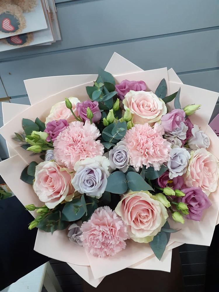 Букет цветов из: Розы, Гвоздики и Лизиантусы в Советской Краснодарского края