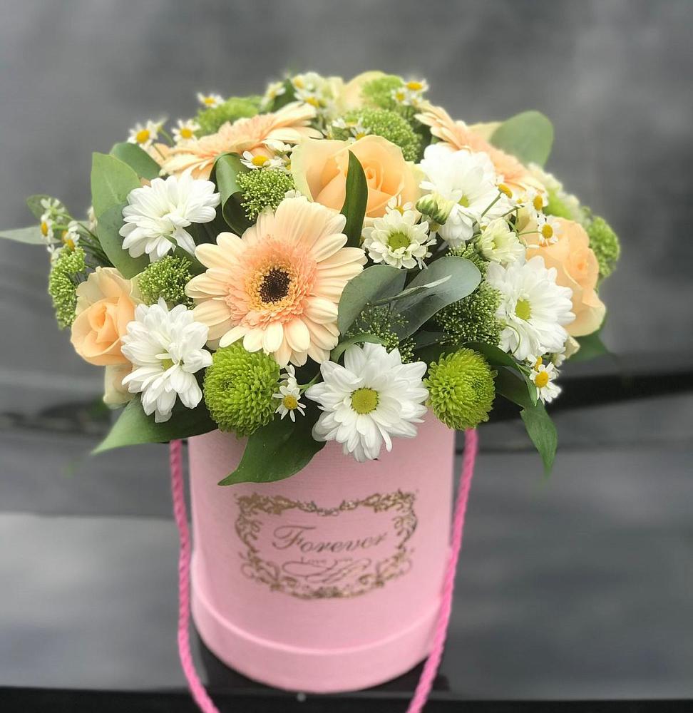 Цветочная композиция из Розы, Герберы и Хризантемы в шляпной коробке в Советской Краснодарского края