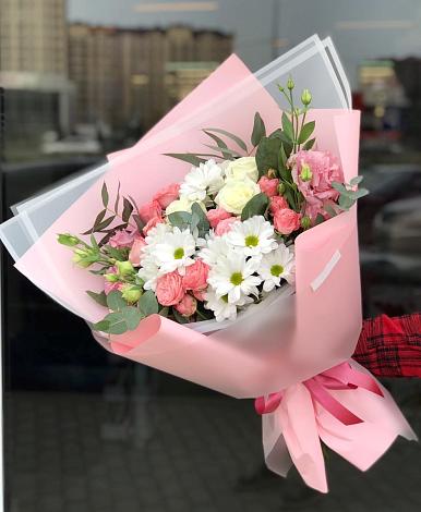 Букет цветов из: Розы, Лизиантусы и Хризантемы в Советской Краснодарского края