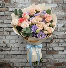 Букет цветов из:  Розы, Лизиантусы и Гвоздики в Советской Краснодарского края