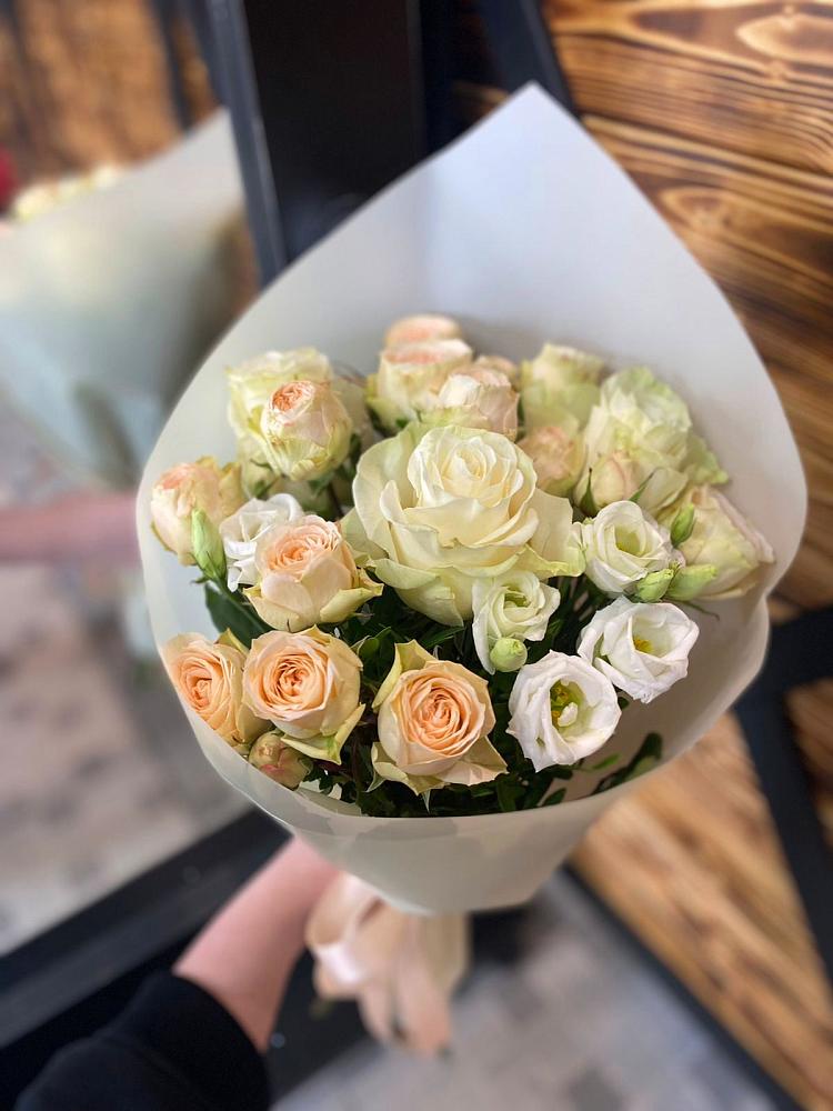 Букет цветов из: Розы и Лизиантусы в Советской Краснодарского края